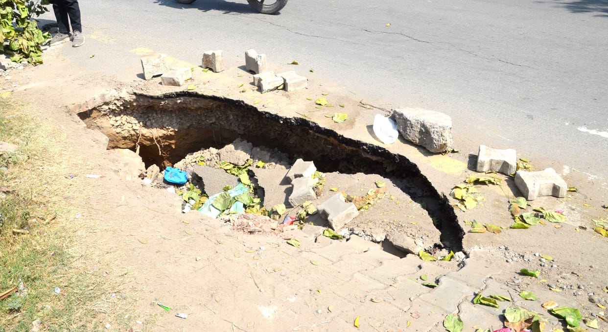 Road in front of main market of Vikas Vihar