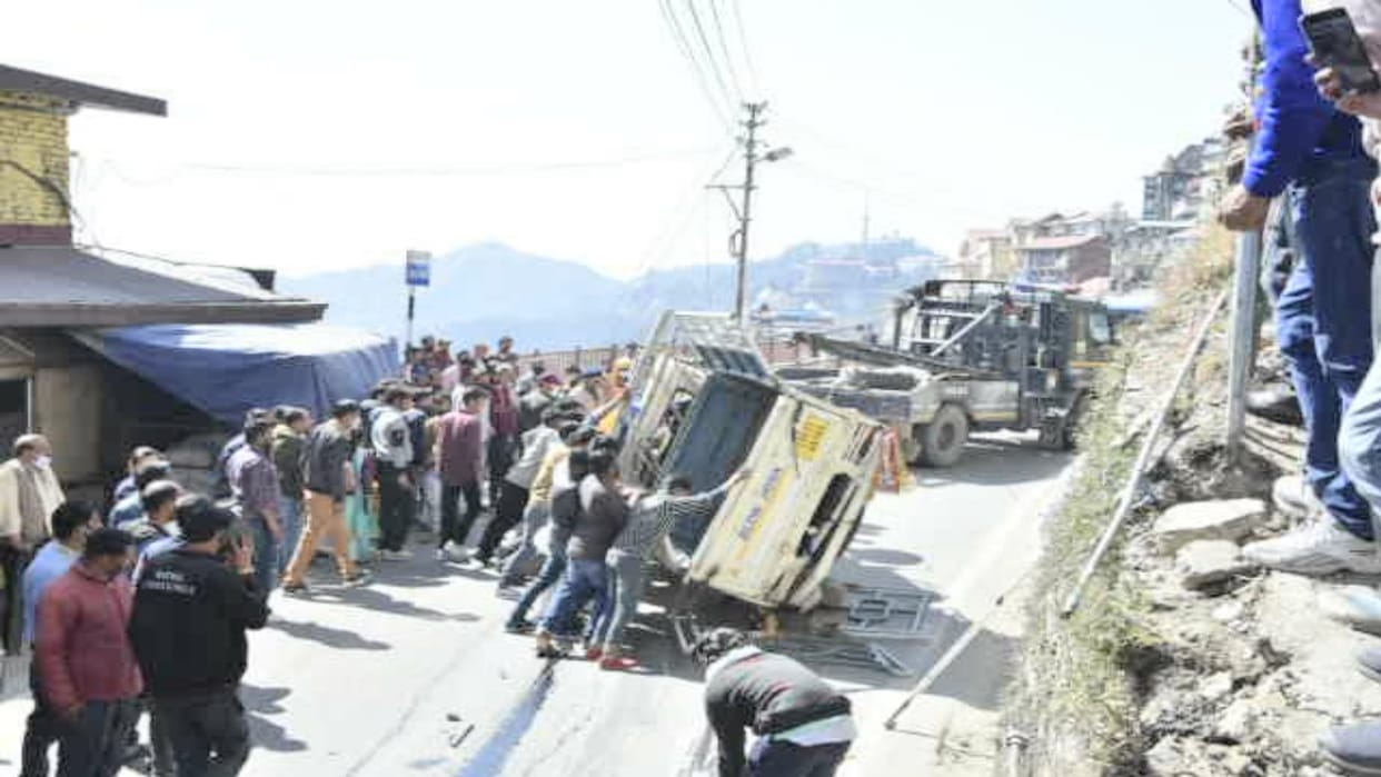 Pickup accident on cart road, long traffic jam on both sides