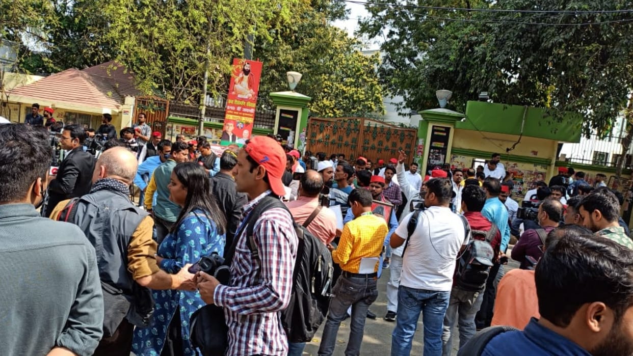 Samajwadi party activists arrived to Samajwadi Party office.