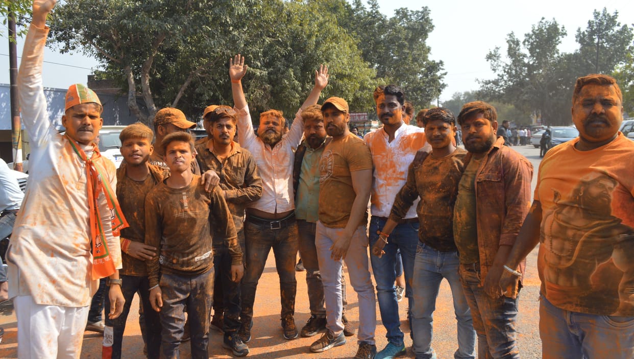 Hathras: BJP blown saffron gulal fiercely, expressed happiness over the victory