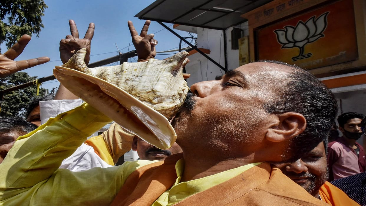 Election results: celebration of BJP's massive victory in Bihar, bulldozers brought in the office