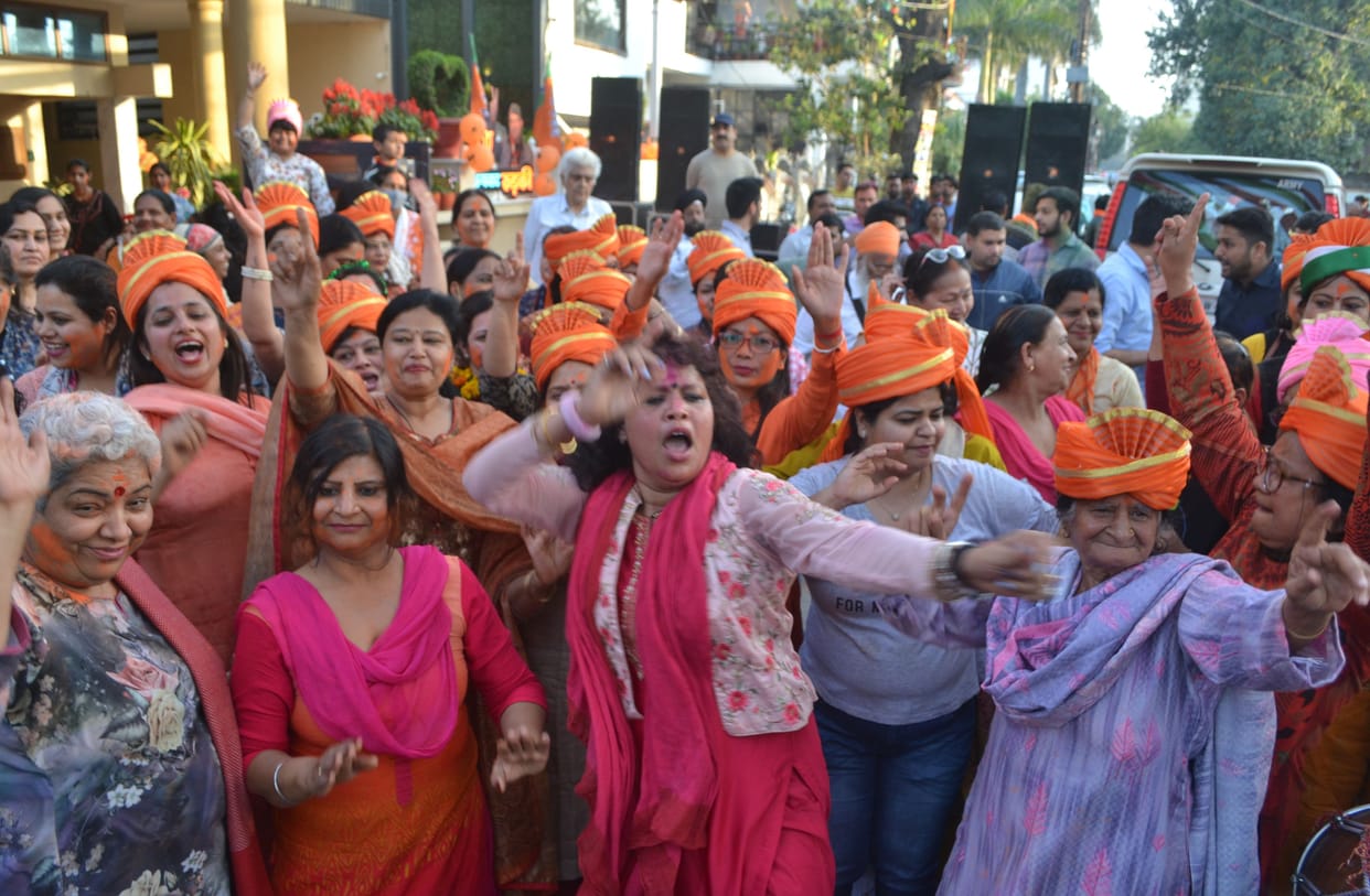 Workers immersed in celebration on victory, danced fiercely on the drum