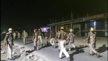 कौशाम्बी में पथराव करने वालों को खदेड़ती पुलिस।
