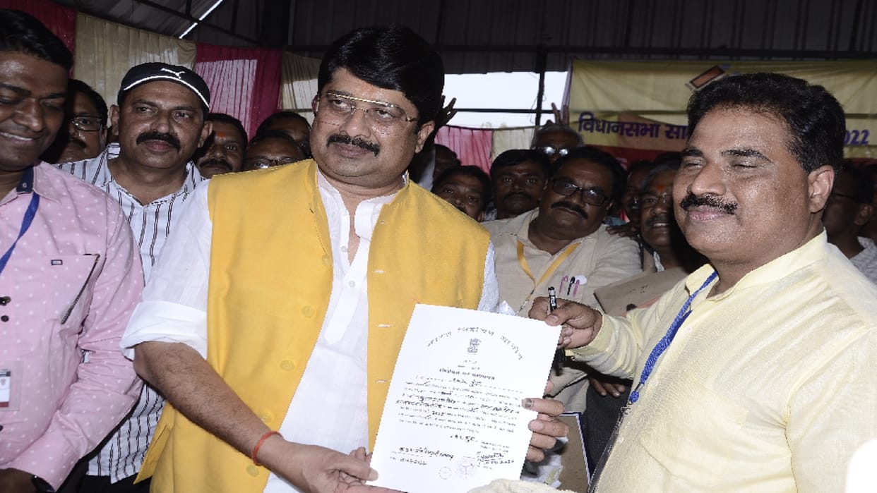 assembly election 2022 Samajwadi Party two seats from BJP, Minister Moti Singh lost, Rajabhaiya won for the eighth time