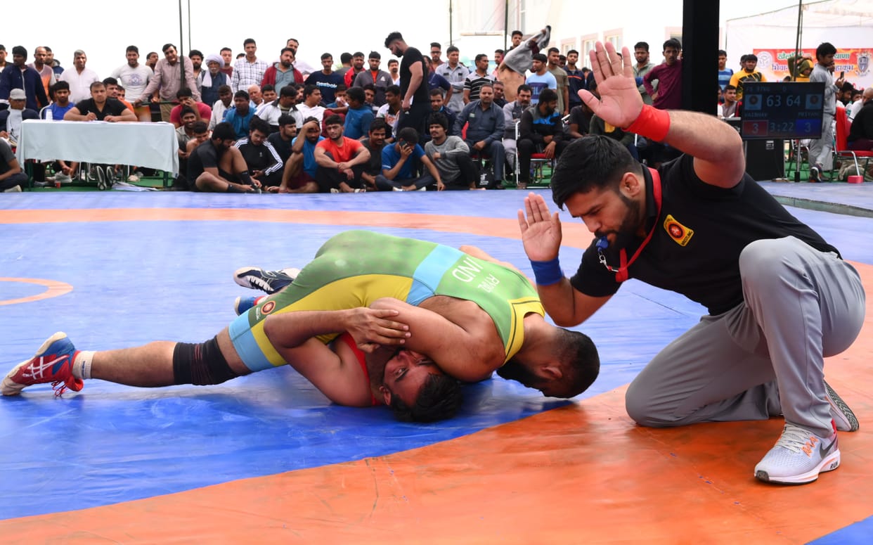 Aman of Rohtak won gold medal by defeating Soradh of Bhopal in All India Inter University Wrestling Championship