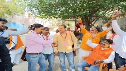 जश्न में डूबे भाजपाई