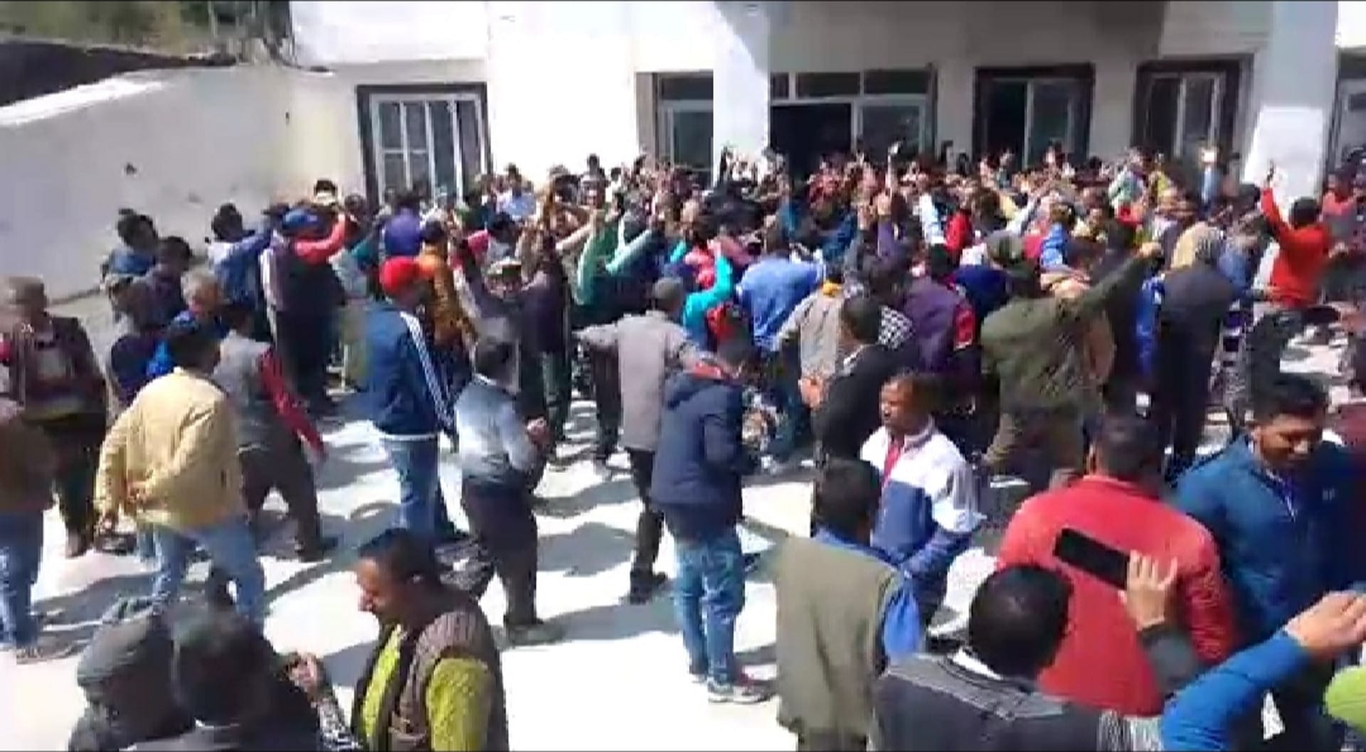Uttarakhand Election Results 2022: Celebrations started in BJP office, workers played Holi in dehradun