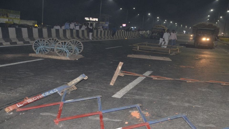 SP workers created a ruckus on the late certificate given to the SP candidate who won from Jasrana assembly seat