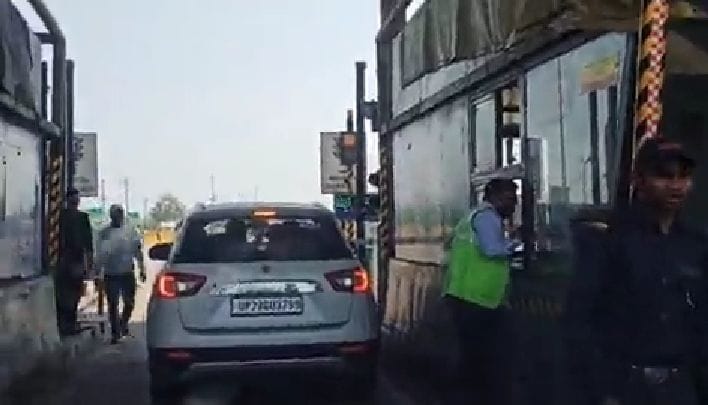Kanpur dehat : Pregnant in an ambulance, workers fighting for toll