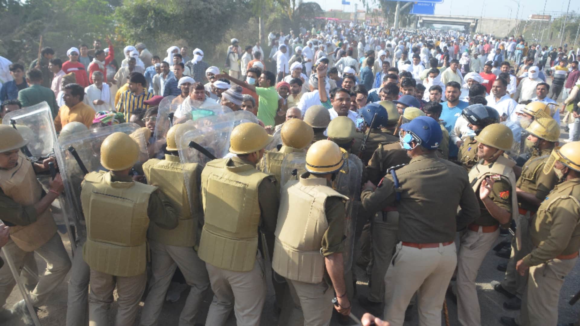 Up Chunav Result Baghpta, Baghpat Bawal : RLD Supporters rucks baraut seat, Alleging disturbances at the counting center, RLD workers pelted stones fiercely