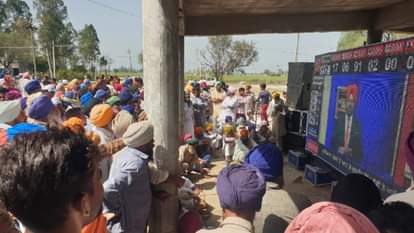 पंजाब विधानसभा चुनाव परिणाम 2022: सांसद भगवंत मान के गांव सतौज में एलईडी पर नतीजे देखते लोग।