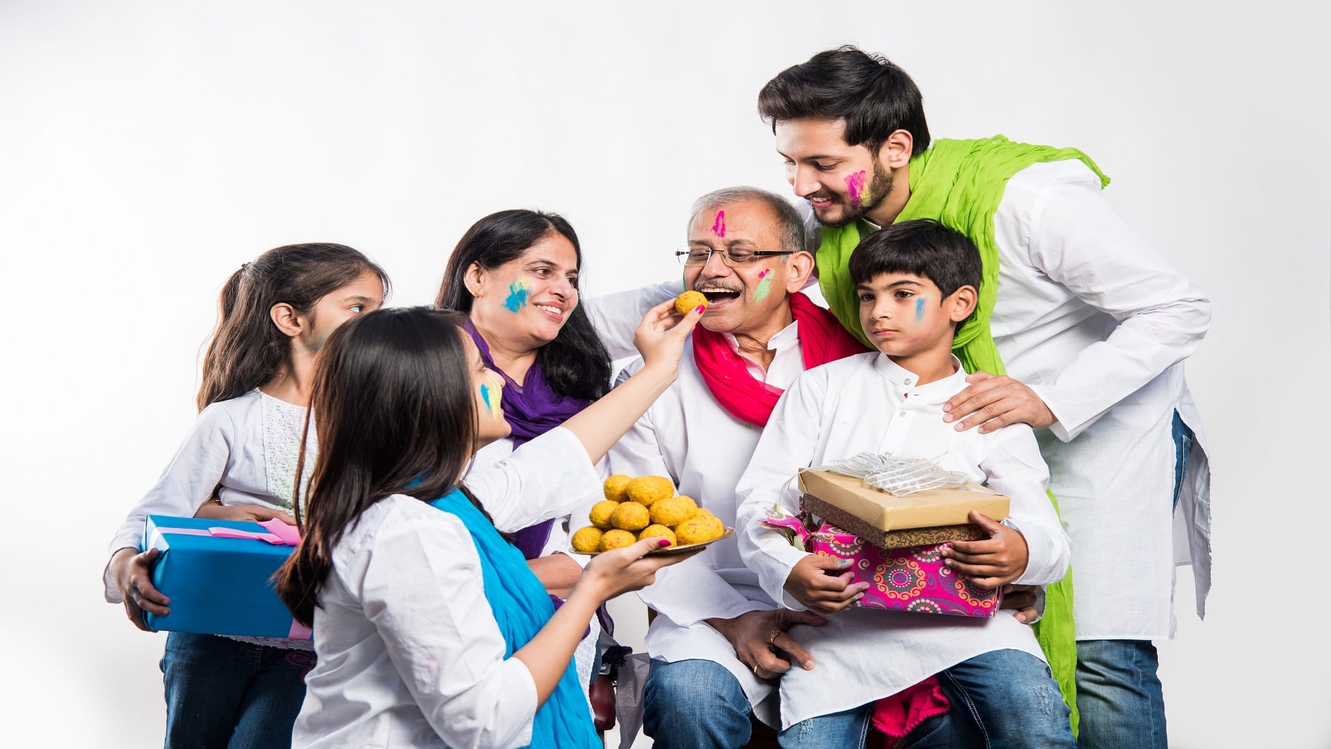 Happy Holi 2022 This Holi Take Care Of Seniors With These Way In Corona Time