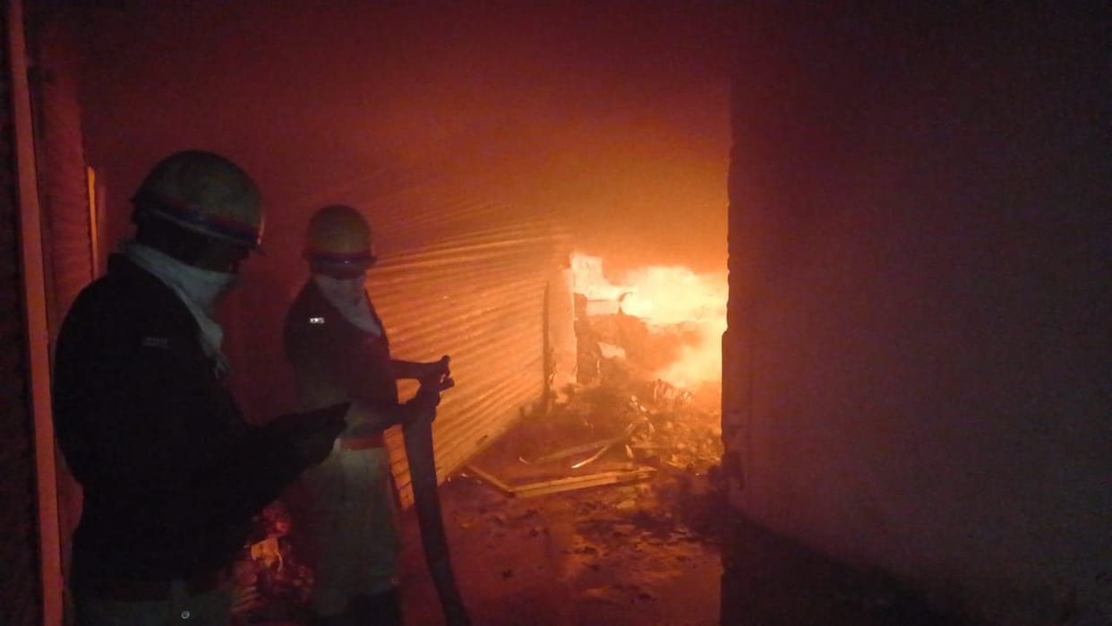 Hathras: One crore loss due to fire in sarees shops