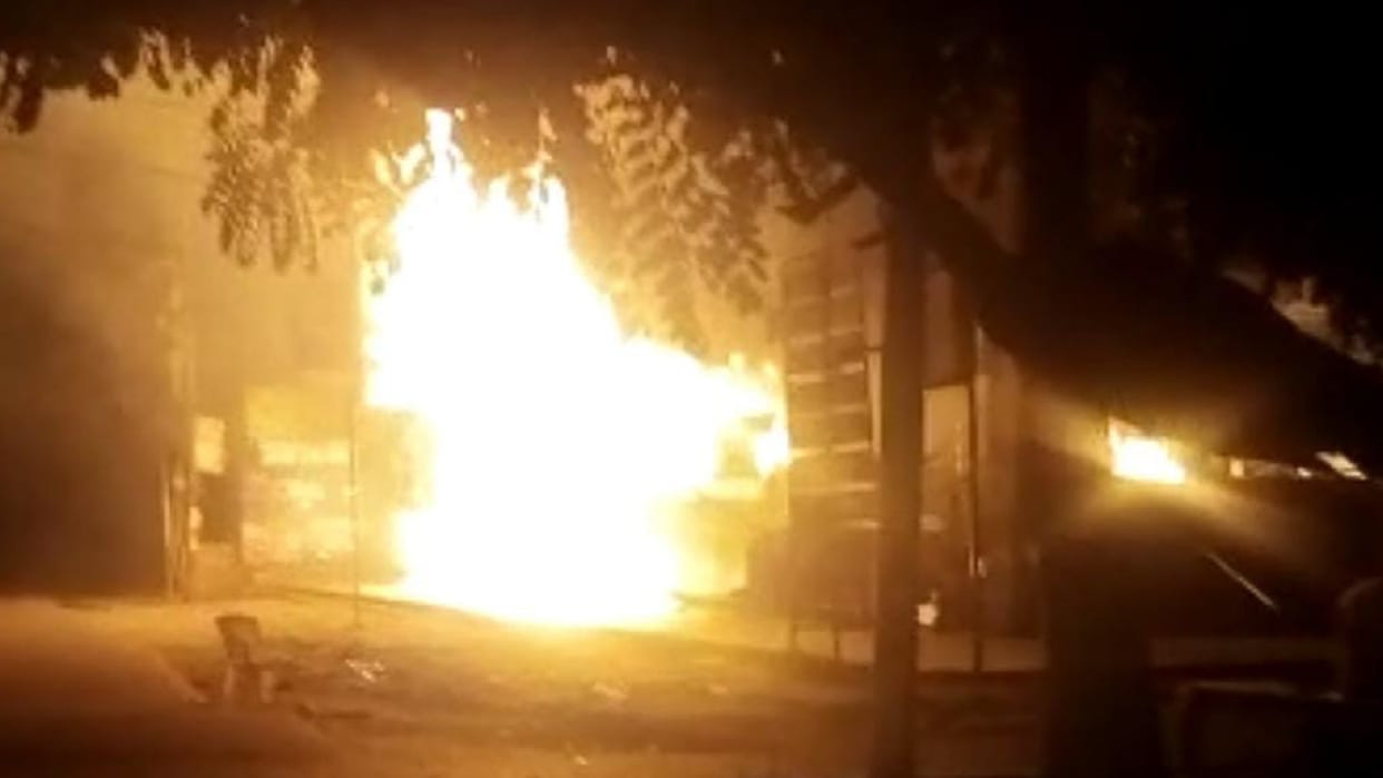 Lucknow: Cylinder burst due to fire in chalte firte restaurant three fire tenders on the spot
