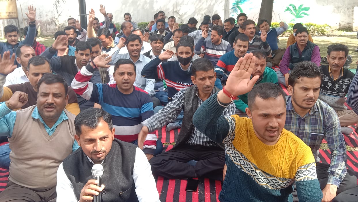 Patwari's indefinite strike continued for the sixth day