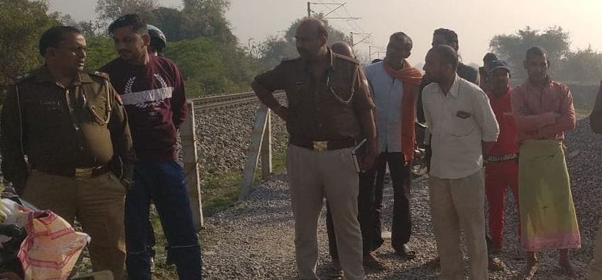 Kanpur dehat : Electrician's body found on the side of the track, the body was not allowed to rise for six hours demanding compensation