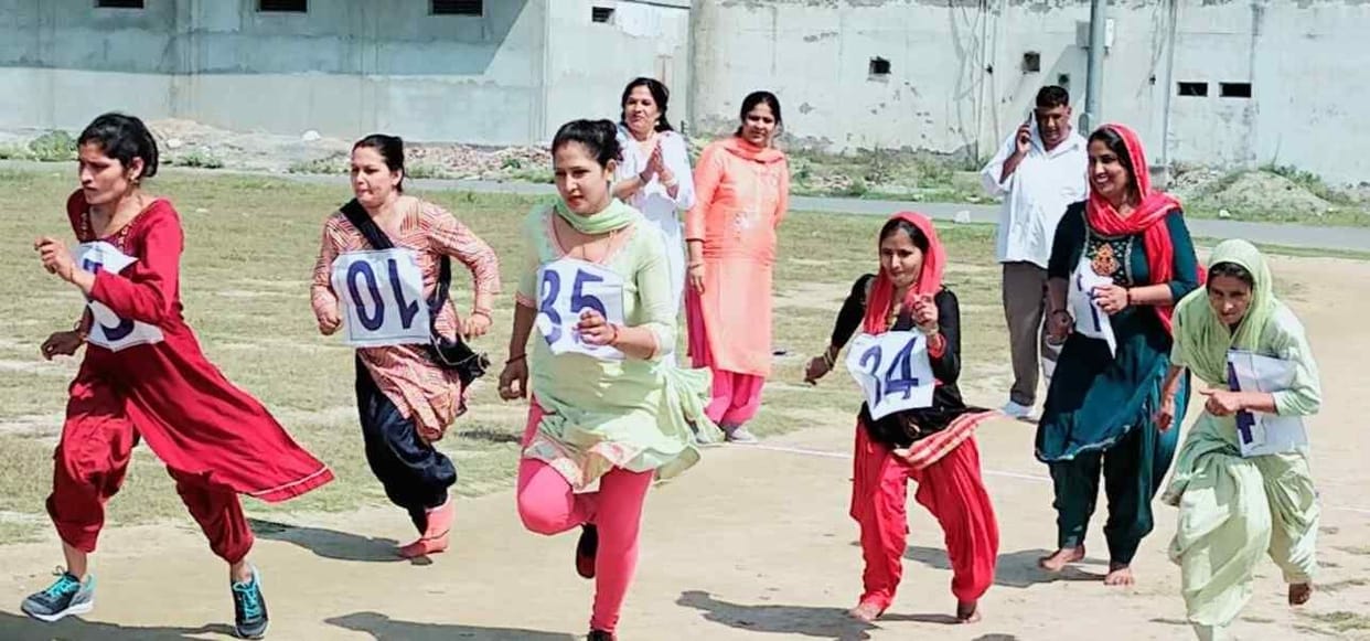 In 400 meters race, Suman of Paksma first, Tina of Nayabans second