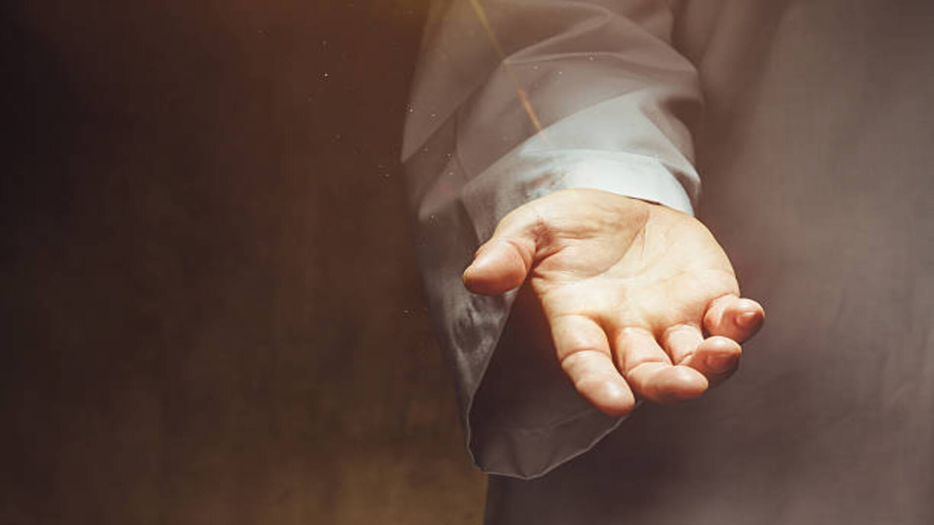 Palmistry People Who Has Auspicious H Sign in Palm They Rapidly Progress After Age of 40 and Get Luxury Life