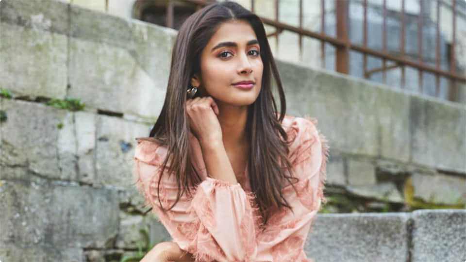 pooja hegde tweet about indigo staff member rude behaviour users trolled actress 