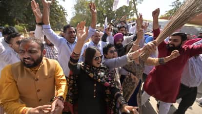 जश्न में डूबे आप कार्यकर्ता।