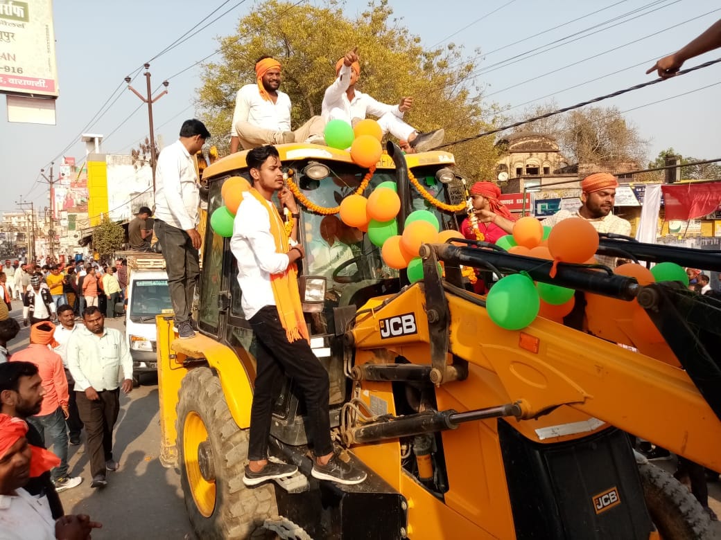 UP Election Result BJP workers celebrated Holi with saffron color, took out procession on bulldozer