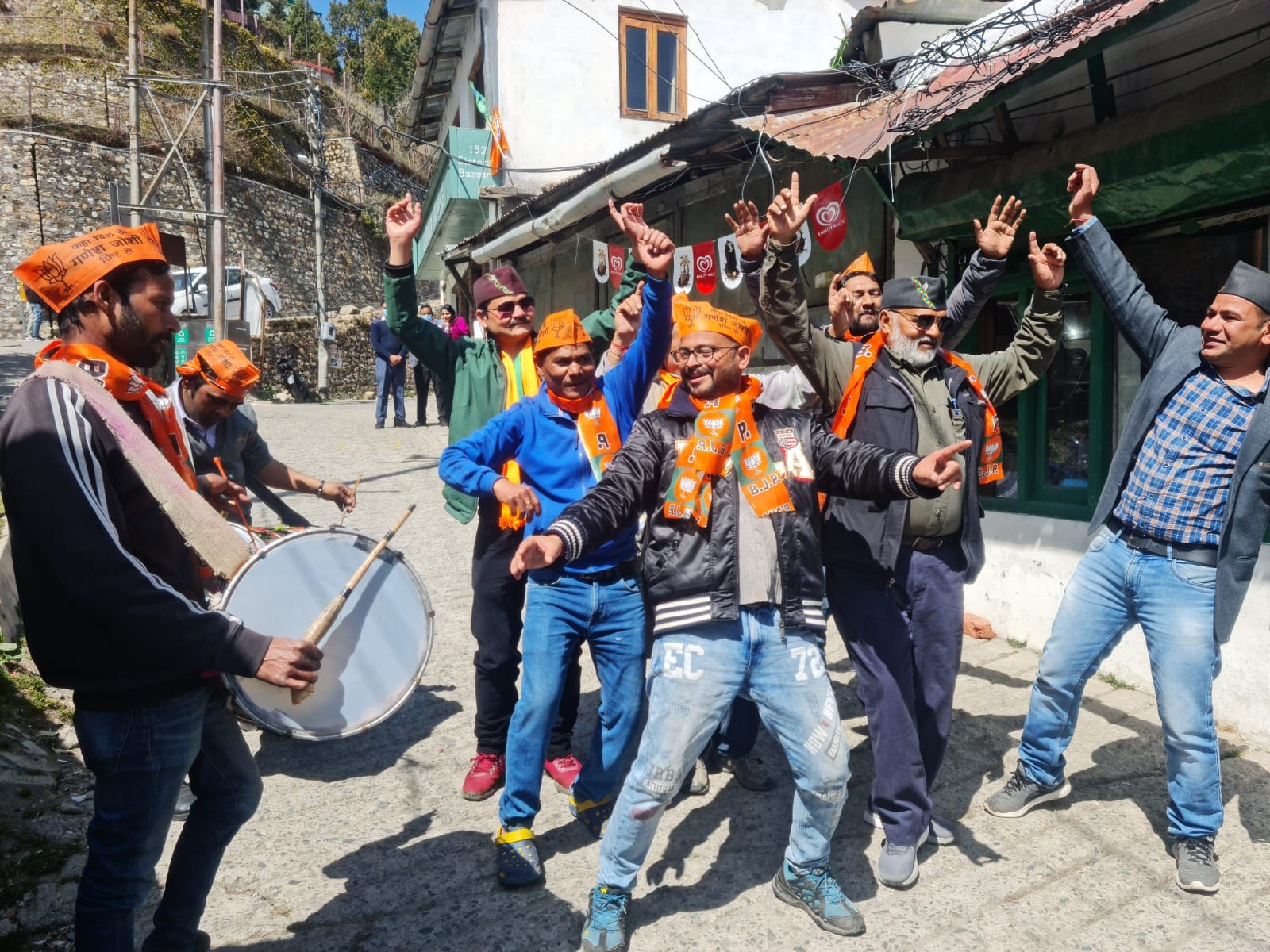 Uttarakhand Election Results 2022: Celebrations started in BJP office, workers played Holi in dehradun