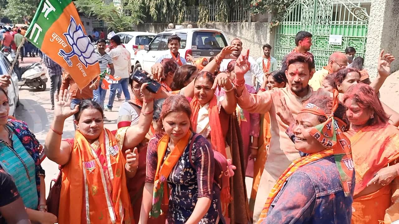 UP Election Result 2022 update varanasi vidhan sabha chunav parinam  BJP clean sweeps in Pm Narendra modi constituency see photos