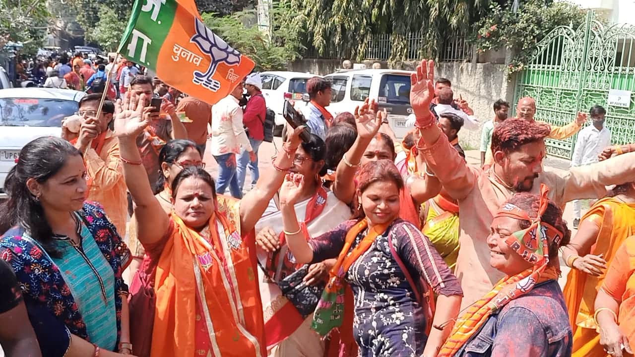 UP Election Result 2022 update varanasi vidhan sabha chunav parinam  BJP clean sweeps in Pm Narendra modi constituency see photos