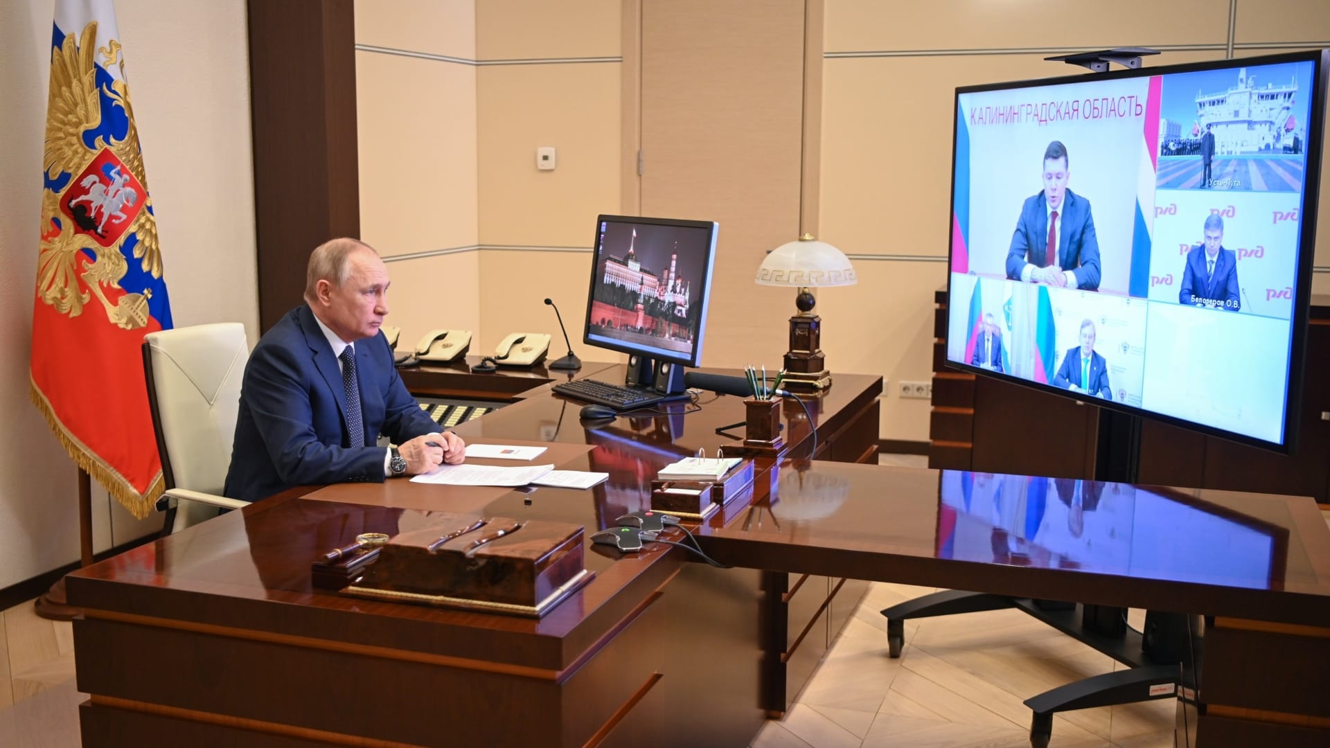 Russia Ukraine War Vladimir Putine war with Ukraine using Red Lipstick army of beautiful women