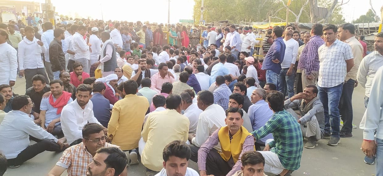 auraiya news,The spies created a ruckus by accusing them of disturbances
