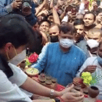 मिट्टी के बर्तन बनाते केंद्रीय मंत्री सिंधिया।