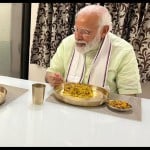 पीएम मोदी ने मां के साथ खाया खाना।