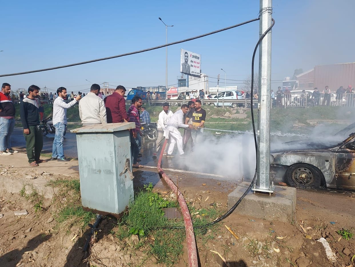 Car caught fire on Pipli-Shahabad link road, passengers saved their lives by jumping