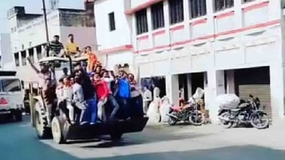 बिल्हौर में भाजपा की जीत पर बुलडोजर से घूमते भाजपाई