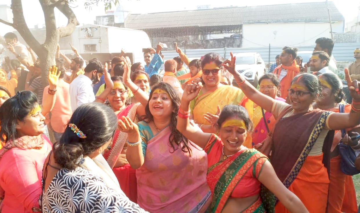 Celebrations in BJP, Abir-Gulal firecrackers flew fiercely