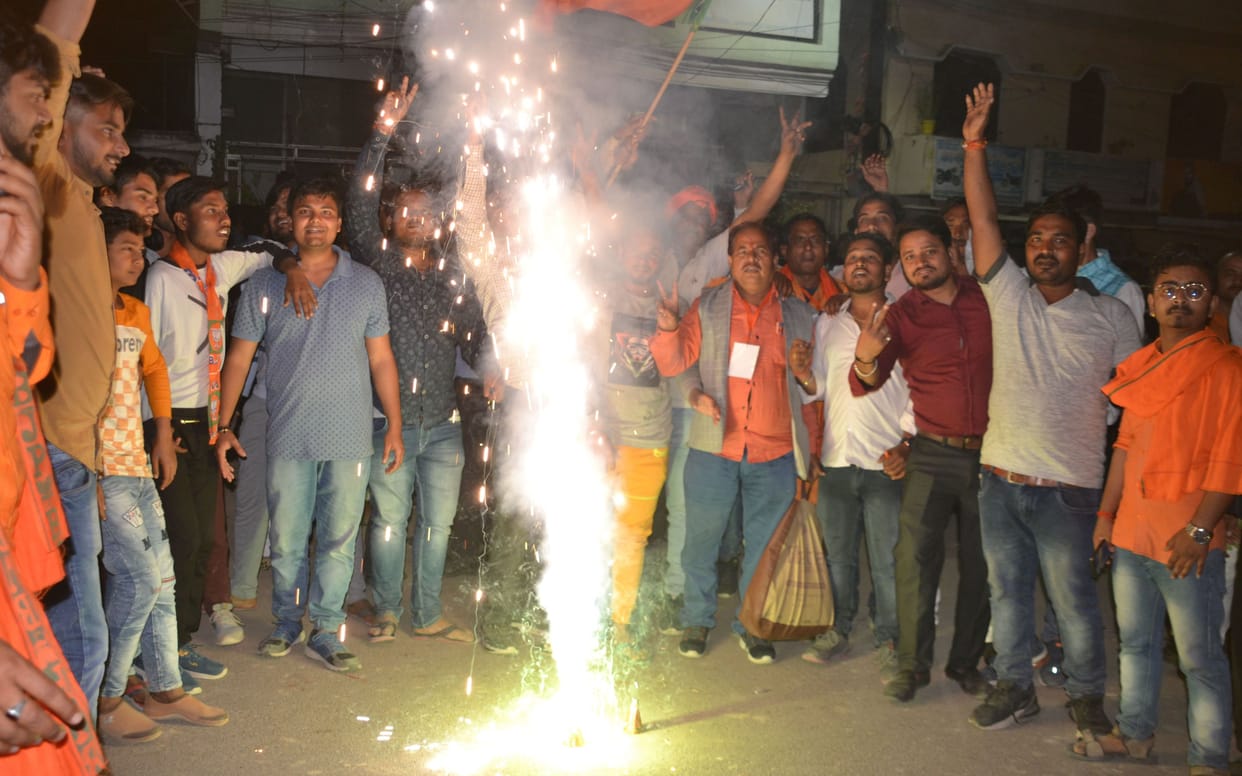 Kanpur Dehat: BJP workers swayed by the victory in all four seats, fired firecrackers, blew-gulal