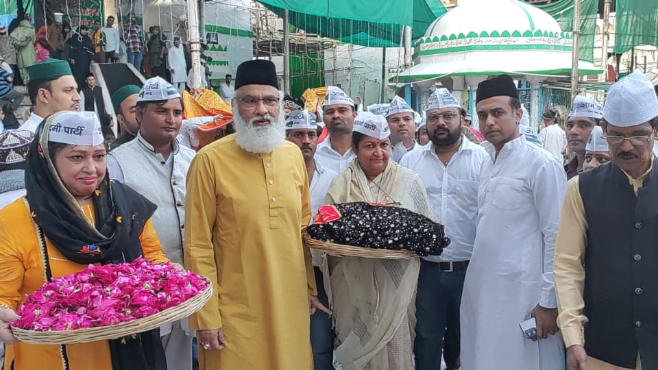 Aam Aadmi Party leaders presented Chadar at Ajmer Dargah