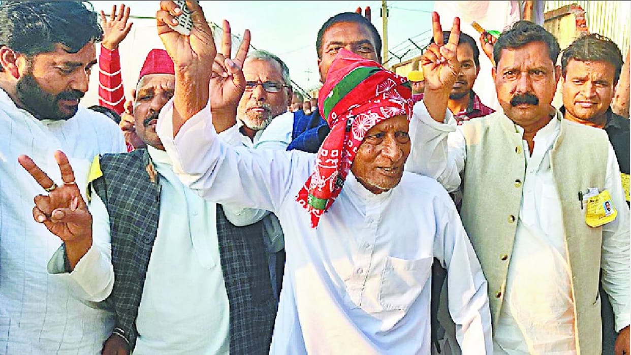 Alambadi got the highest 43.22 percent votes and Akhilesh Yadav got the least percentage of votes in azamgarh