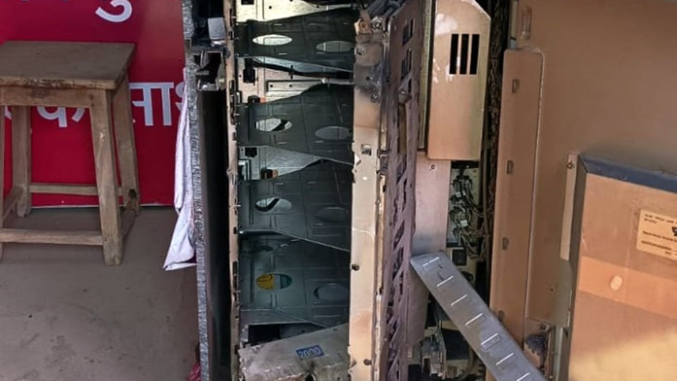 Thief absconded with Three lakh 63 thousand rupees by cutting ATM with gas cutter in Jalore Rajasthan