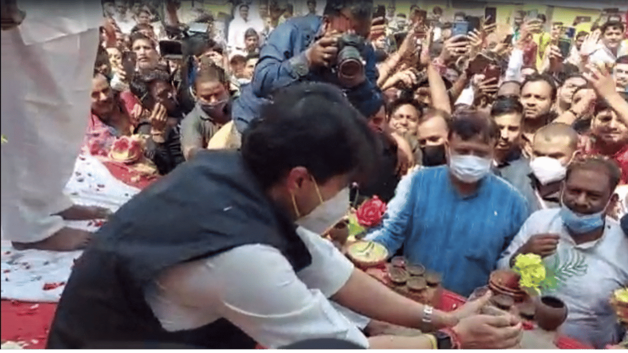 Scindia made earthen lamps: People were shocked to see the different style of the Union Minister in Gwalior, the video went viral