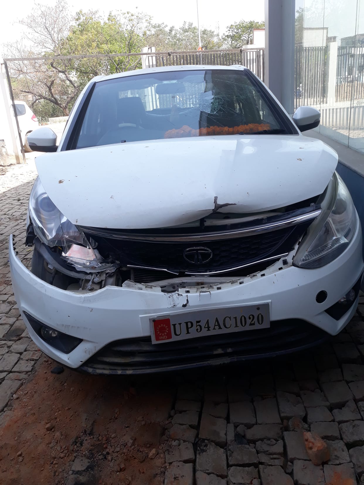 ???? ????? Vehicle collides in victory procession, four injured
