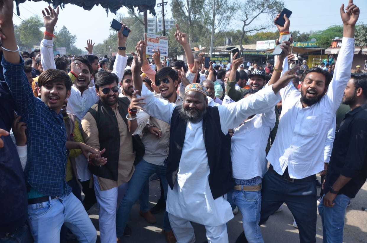 Grand welcome to BJP MLAs by lifting them in their lap