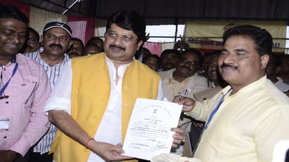 जीत के बाद प्रमाण पत्र प्राप्त करते कुंडा विधायक रघुराज प्रताप सिंह राजाभैया।