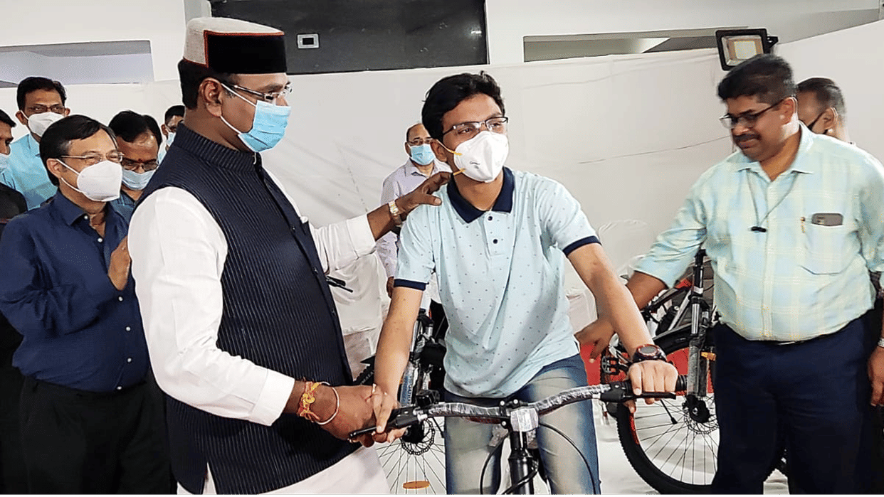 Bhopal fully vaccinated 89 children rewarded: laptop-tablet distributed, Sarang said children are our brand ambassadors