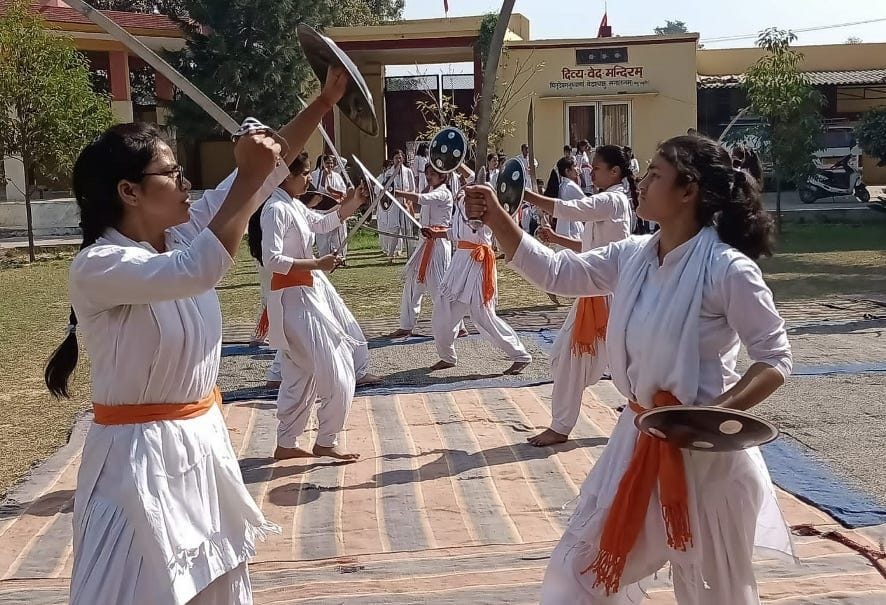 Aryan heroines showed talent, demonstrated weapons