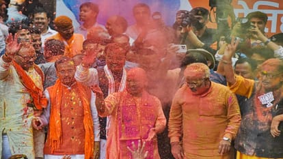 यूपी में प्रचंड जीत के बाद भाजपा की केसरिया होली।