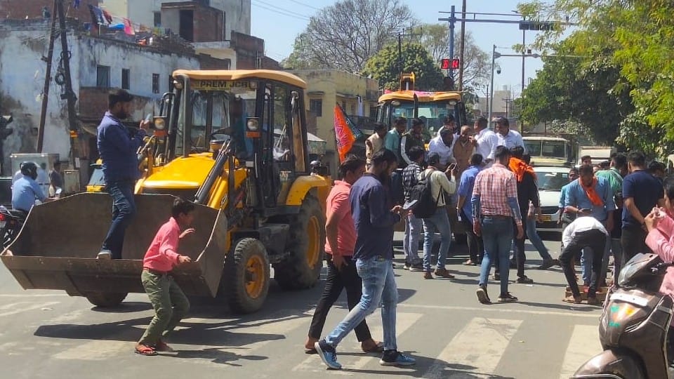 up election result BJP Workers Celebrating BJP Victory on Bulldozers in agra mathura