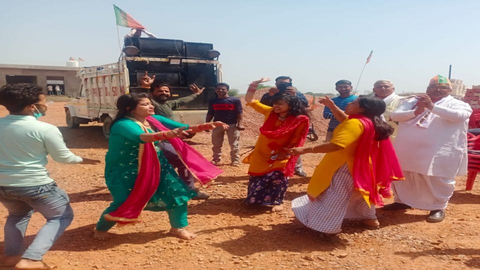 up election result BJP Workers Celebrating BJP Victory on Bulldozers in agra mathura