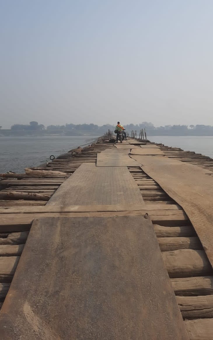 People without railing, danger looming