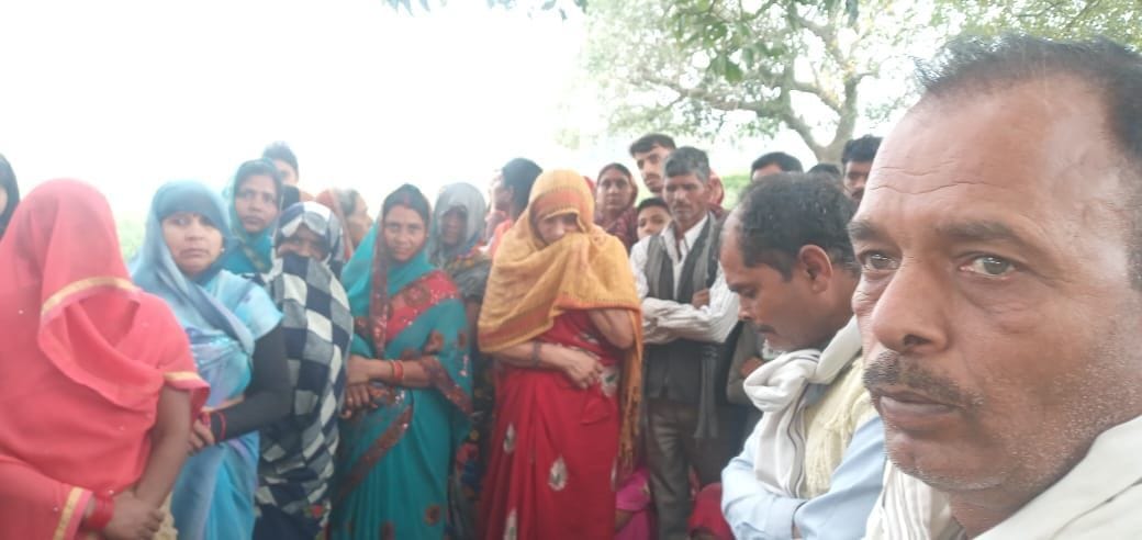 Kanpur dehat : Father was sleeping in the room of the tube well in the field, the young man gave his life by hanging on the tree